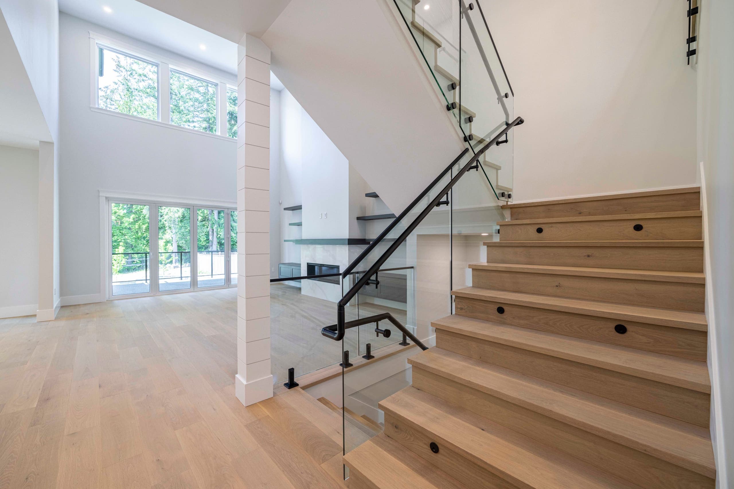 Open stair in oak with a glass balustrade — The Ridge House